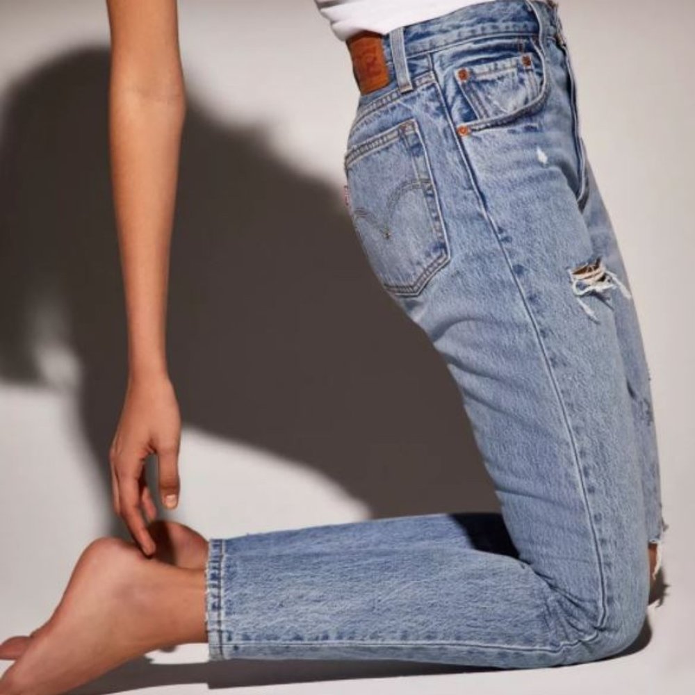 Levi's 501 Skinny in Can't Touch This Wash Medium Light Distressed